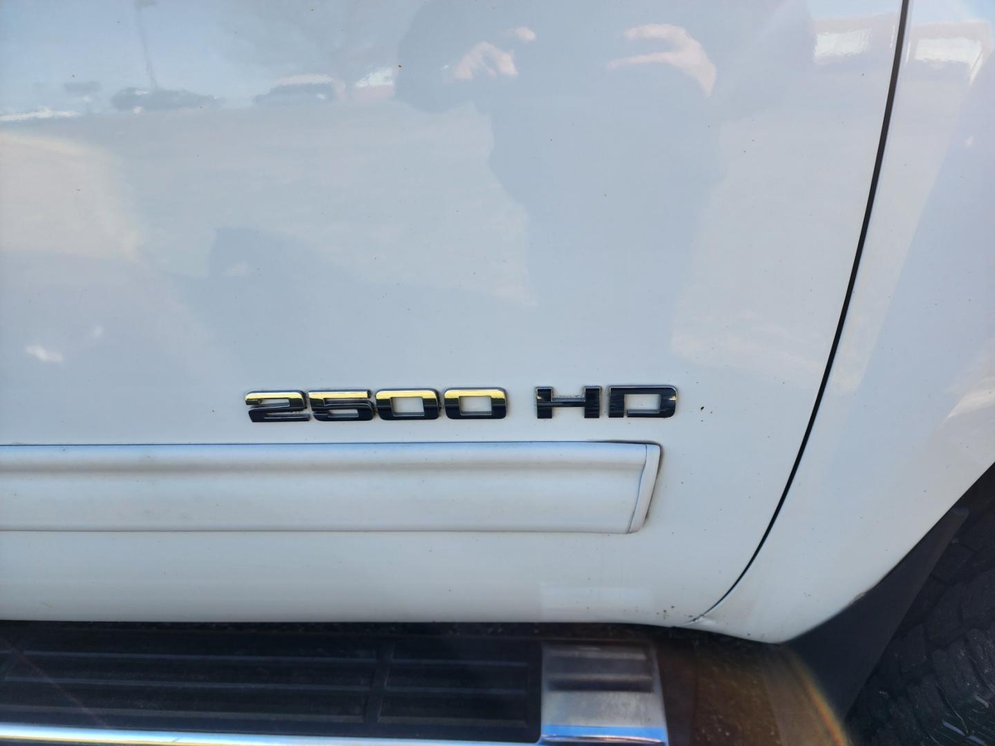 2011 WHITE /Black GMC Sierra 2500HD SLT Crew Cab 4WD (1GT121CG3BF) with an 6.0L V8 OHV 16V FFV engine, 6-Speed Automatic transmission, located at 1221 Madison St., Shelbyville, TN, 37160, (931) 680-9439, 0.000000, 0.000000 - Photo#2